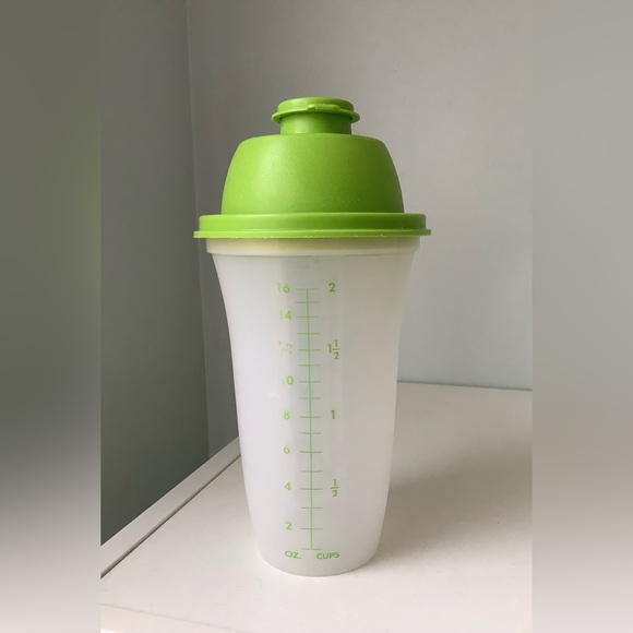 EUC Tupperware Quick Shaker 2 cup - Picture 4 of 9